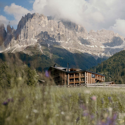 CYPRIANERHOF • Living the Cultura Dolomiti – between mountain magic, quiet strength and soulful culture | Tiers at the foot of the Rosengarten | South Tyrol • Member of Mountain Hideaways ©Marika Unterladstätter