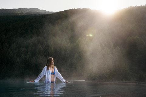 SILENA, your soulful hotel tucked away in the tranquil Valser Valley Wellness here goes beyond the spa: it’s a gentle flow, a letting go, a quiet return to yourself. Between onsen pool, panoramic sauna and tatami mat, mindfulness unfolds naturally – soft,