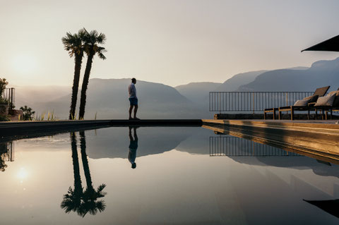ANSITZ ROMANI Tramin, South Tyrol Among lemon trees and timeworn stone, Ansitz Romani invites you to slow down and stay awhile. A soulful retreat run by a family with heart, where fine food, garden stillness and a warm welcome turn every moment into somet