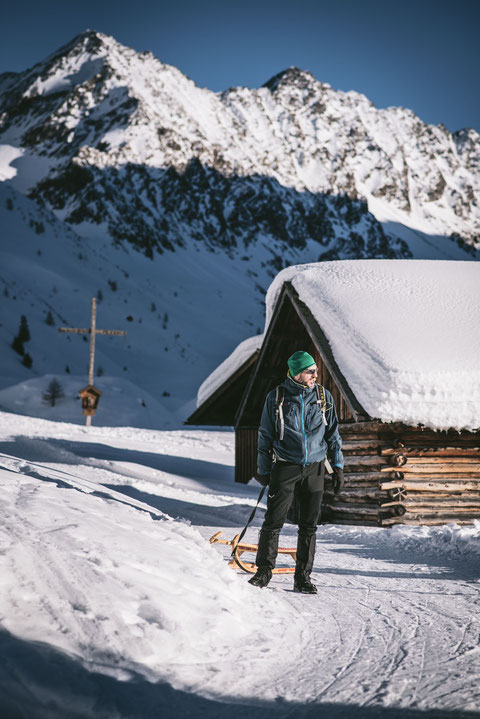 die schönsten Naturrodelbahnen in Tirol: Schweinfurter Hütte, Larstigalm, Horlachtal - Ötztal  #rodeln #rodelbahn #winterwandern #tirol #alpen #stubaieralpen #ötztal #mountainhideaways  