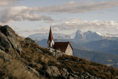 LATZFONSER KREUZ Villanderer Alm, South Tyrol A soulful mountain trail leading to one of South Tyrol’s highest pilgrimage sites – where alpine silence, wide horizons and Dolomite views meet. ©Marika Unterladstätter