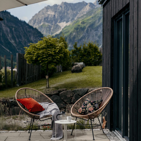 WALSER ART • Where Alpine Soul Meets Space to Breathe | Apartment hideaway in Austria’s secluded Kleinwalsertal • Member of Mountain Hideaways • ©MarikaUnterladstätter