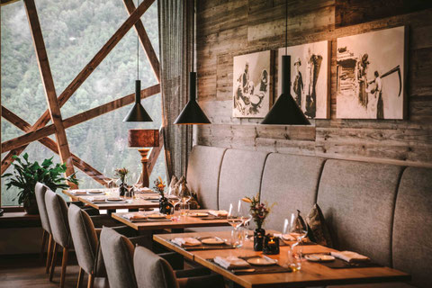 BERGWIESENGLÜCK Idyllic mountain landscape with rolling alpine meadows and traditional wooden chalets that radiate tranquility and alpine coziness.