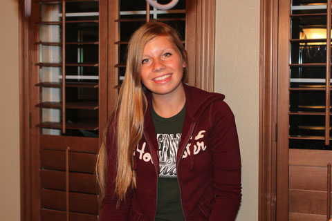 Meine neue Jacke, hehe! :-) Aber keine Ahnung, warum ich auf dem Bild so glänze..