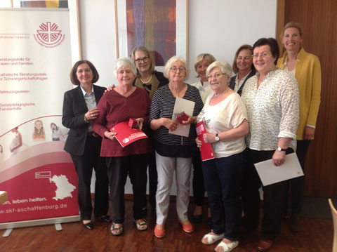 Das Bild zeigt von links nach rechts: Jutta Schneider-Gerlach (1. Vorsitzende), Elisabeth Flügel, Dr. Ursula Dostal-Dittmann, Ute König-Schmidt, Ursula Scheuermeyer, Traudl Völker, Brigitte Beck, Margrit Leitner und Stefanie Fäth