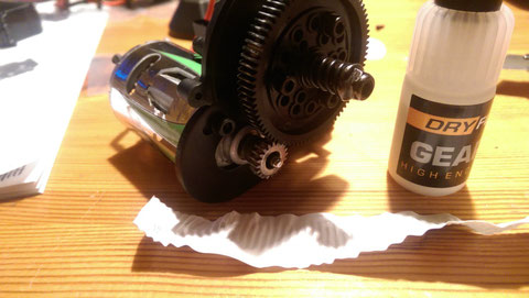 Einrichten des Motor mit dem Hauptzahnrad. Abstandstest zwischen Motorritzl und Hauptzahnrad mit einem Blatt Papier überprüft. Gemschmiert wurde wieder mit Dryfluid Gear Lube