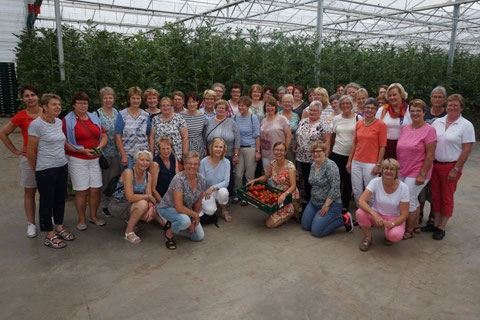 Die begeisterten Landfrauen mit Heike Fehmel (Bildmitte mit den Tomaten) 