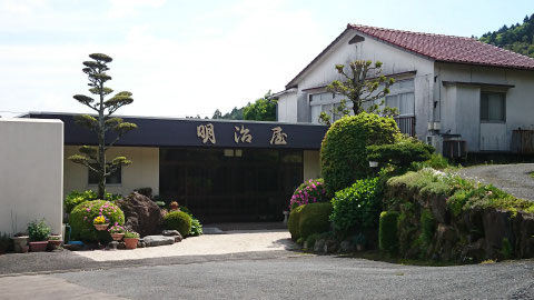 目的地の旅館明治屋。一昨年まで使ってた荒田屋旅館のひとつ手前。ここまでの坂がとってもキツいんです!(別の日に撮影)
