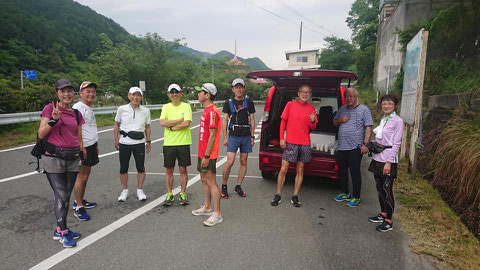 ラスト4kmほどの激坂の前で。キツいところはみんなで頑張りました!