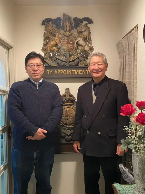 Mr. Yamanaka Yuzuru (right), the supervisor of the Yamanaka book serie, and Dr. Jin Liyan (left), the editor and translator