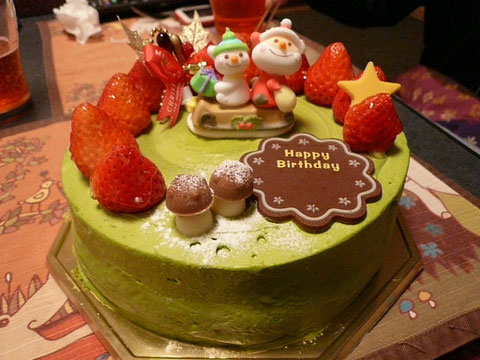 ちなみに２３日はパパさんの誕生日でした♪なのでクリスマスと一緒に祝っちゃいますｗｗ抹茶は生クリームよりあっさりしてて美味しかったよ～＾０＾