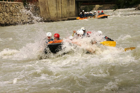 raft tra onde impetuose e gelide correnti