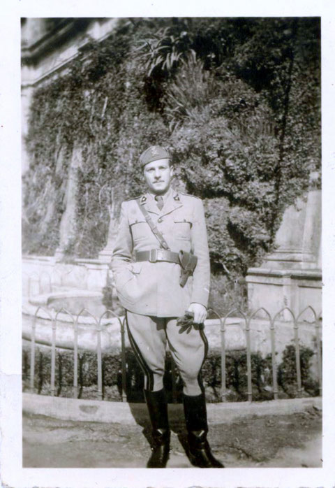 Il tenente Gianni de Mitri in licenza durante la guerra