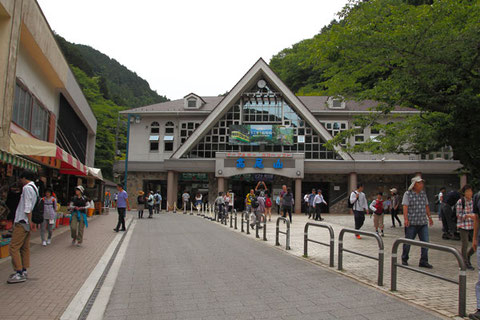 高尾山のケーブルカー駅　到着が昼過ぎだったので思ったより人は少なかったが、この賑わい