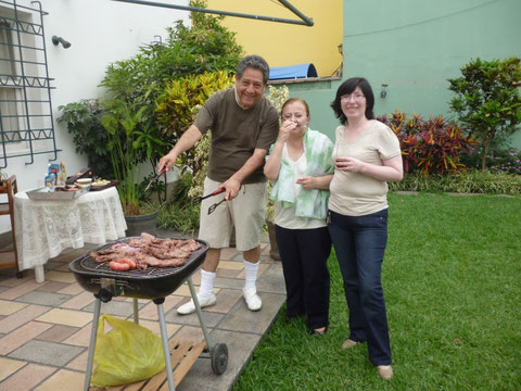 Jonathan enseñando a cocinar a Anita y Charito
