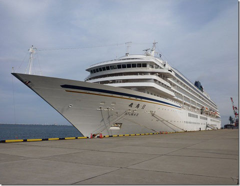 四日市港(霞埠頭)に1月6日に入港した豪華客船 飛鳥Ⅱ 50,000トン強 port by suzuki