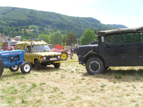 SAURER 4MH schleppt RANGE ROVER, ein Flughafenlöschfahrzeug mit beladenem Anhänger