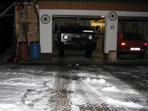 Parken in Garage nur abgeplant möglich mit nach vorne abgeklappter Windschutzscheibe- beim alten Verdeck war der Stoff vorne noch gut - Rest einfach abgeschnitten - Bügel dran - und gespannt zur Frontscheibe - dann okay
