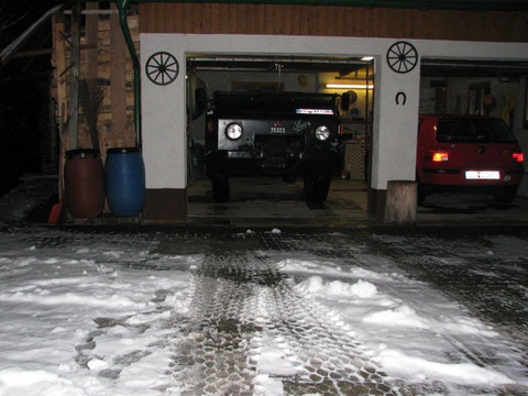 Parken in Garage nur abgeplant möglich  mit nach vorne abgeklappter Windschutzscheibe- beim alten Verdeck war der Stoff vorne noch gut - Rest einfach abgeschnitten - Bügel dran - und gespannt zur  Frontscheibe - dann okay