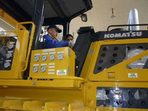 Guidance on simulator of Komatsu bulldozer with troubleshooting (location: CTTI training site)