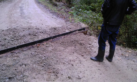 林道の雨水のはけ口作り