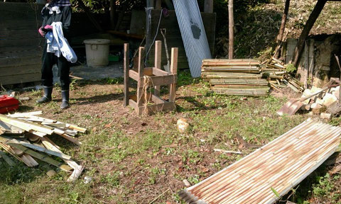 割った竹を束にする作業台