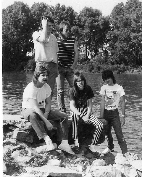 1982 mit den Gründungsmitgliedern v.l.n.r.: Lothar Gerfelder (b), Thomas Reußenzehn (g), Kläus Schmidt (dr), Achim Schnall (g), Peter "FIPS" Schmidt (voc)