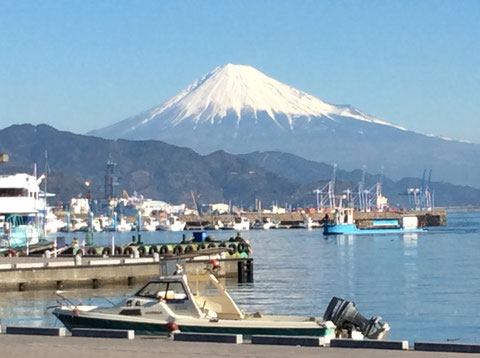 先日、クライアント先近くの清水港から撮った富士山。