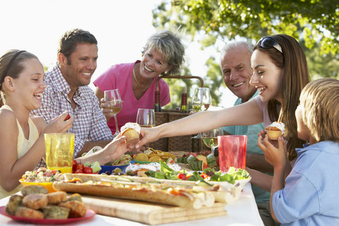 So macht das Leben im Kreis der Familie wieder Spaß: Mit komplett fest sitzenden Zähnen essen, reden, lachen und das Leben genießen!