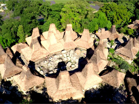墓を囲むように環状に建ち並んでいる、スンバ島タルン村（Kampung Tarung）の「ウマ・マラプ」　©https://maps.app.goo.gl/Ugf1rc9NaXzxAQtX6