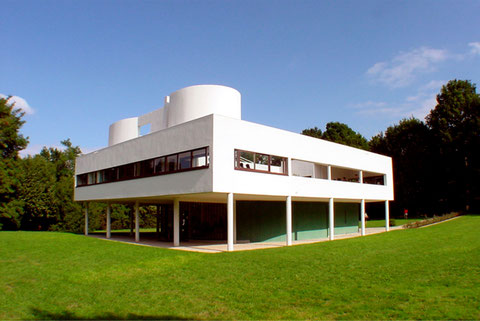 「サヴォア邸」（フランスパリ郊外のポワシー）1931年竣工。ル・コルビュジエ氏が提唱した「近代建築の五原則」全てが実現したシンボル的存在。