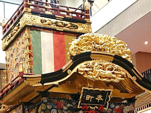 台座上段の、正面胴幕には「緑・白・赤・黄・紫」5つの色で構成された揚幕が飾られています。「五色の絹」は、古代の自然観や宇宙観に基づき、魔除けや平安を祈る強力な力を持つと信じられてきました。　『胴幕 牡丹唐草文様 五色揚幕』