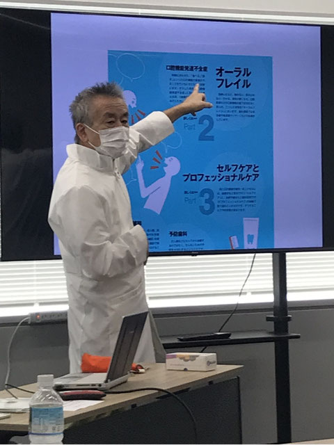 嚥下機能トレーニングの指導を行う飯塚能成先生　　（出典）：一般社団法人 日本嚥下機能訓練協会Webサイト