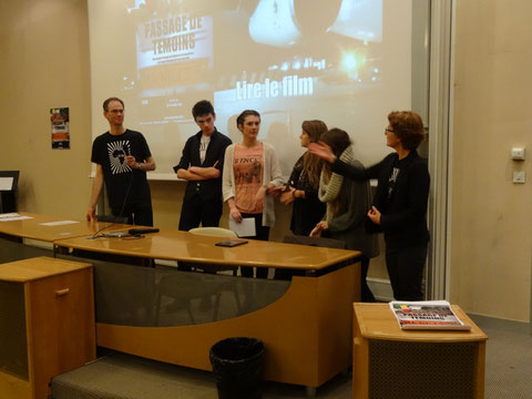 Soirée de présentation de MA-NIOCS et avant-première du film de Brice Vincent Passage de témoins, le 6 novembre 2013, amphi du Lycée Marceau. Certains des membres de MA-NIOCS ayant participé au voyage de juillet.