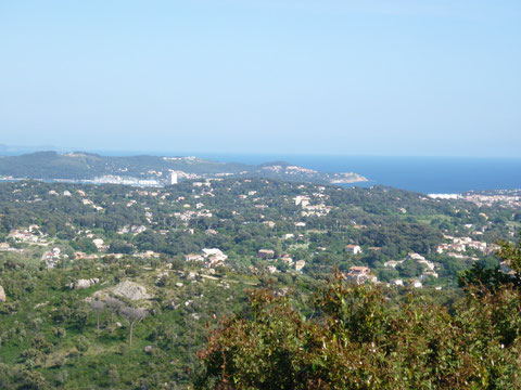 vue de la Collégiale de Six-Fours: au fond la presqu'île de Saint-Mandrier