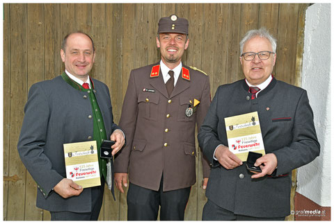 Klaus Lindner, Stefan Lentner und Hermann Gahr mit der Festschrift und der Gedenkmünze zum 125-Jubiläum.