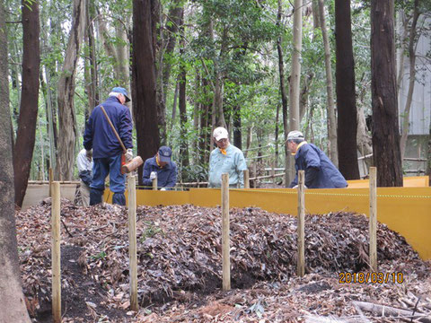 落ち葉の堆積場の改修作業も進んでいます