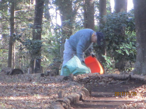 今日も落ち葉の清掃作業からです