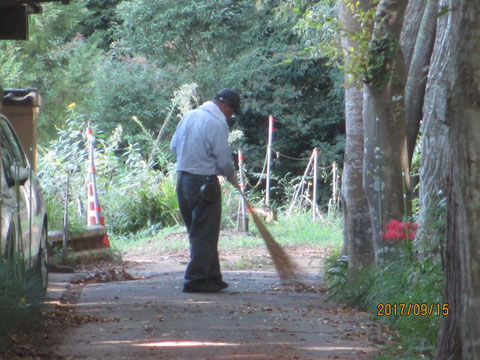 周辺の道路も清掃です