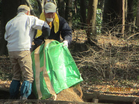 出来たチップを通路に撒いています