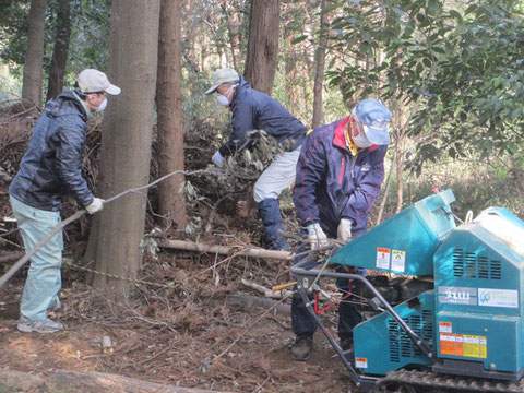 チッパーの作業は大変です