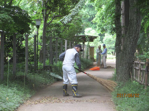 周辺道路の清掃も忘れません