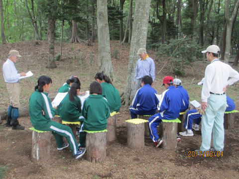 参加者に里山の概要と今日の活動について説明