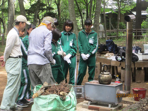 マッチを使って、火付けの作業