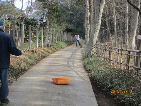 落ち葉は少なくなっていますが、周辺道路の清掃は欠かせません