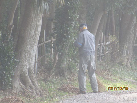 今日も周辺道路の清掃作業から