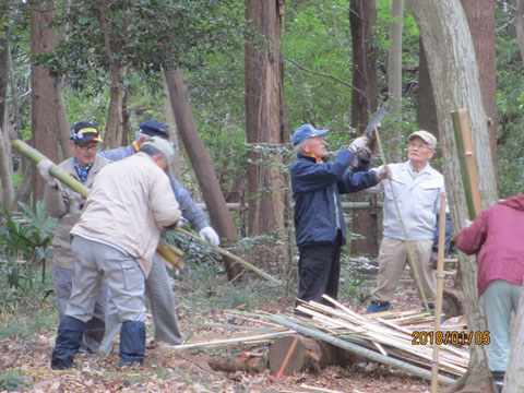 4つに割って、竹柵を作ります