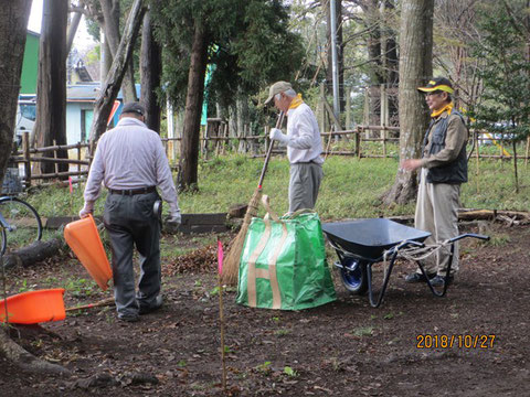 枯葉を集め、集積所に運びます