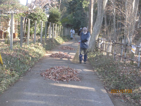 今年も近隣道路の清掃からです