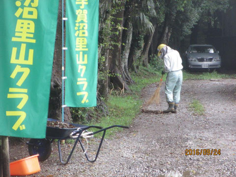 周辺の道路も清掃をします